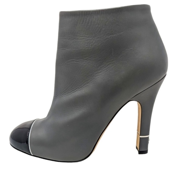 CHANEL ankle boot grey leather with black patent toe & CC logo on back of heel. - Picture 3 of 6